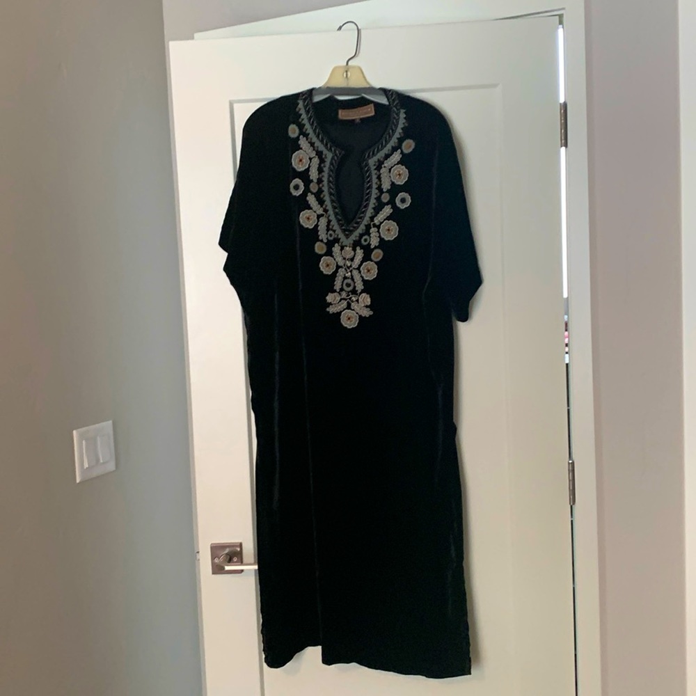 Double D Ranchwear velvet embroidered tunic. Like new. Sz S.